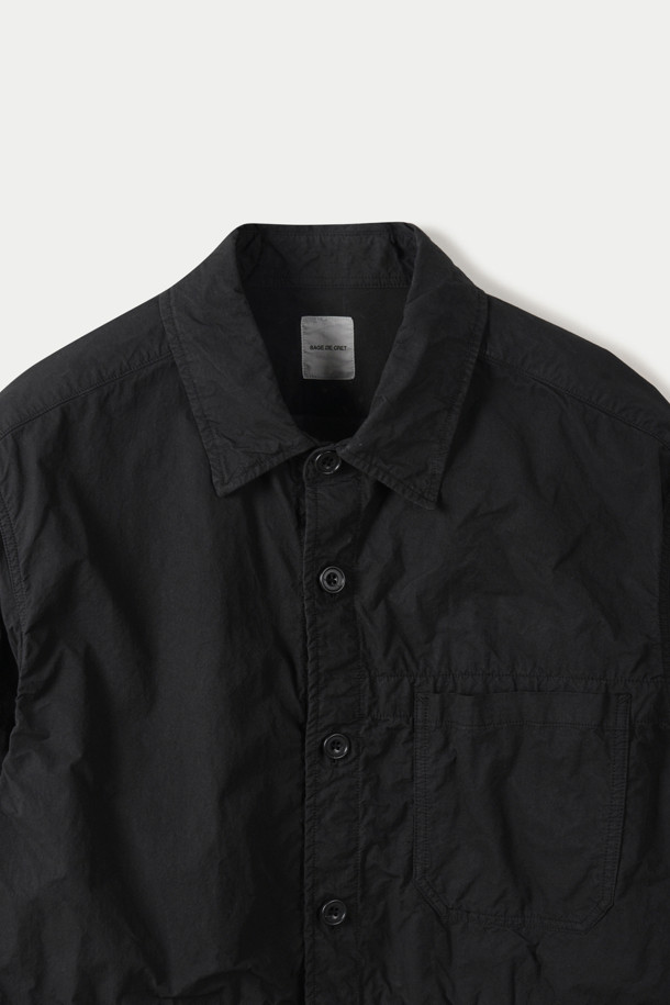 SAGE DE CRET(사지 드 크레) 코튼 트윌 타입라이터 셔츠 재킷은 미니멀하고 클래식한 스타일을 추구하는 남성을 위한 아우터입니다. 부드러운 촉감의 면 소재로 제작되었으며, 봄, 가을에 착용하기 적합합니다. 블랙 컬러의 무지 디자인에 오버핏 또는 루즈핏으로 편안하게 연출할 수 있습니다. 셔츠형 코트 타입으로, 얇은 두께감과 긴 소매 기장이 특징입니다. 패치 포켓, 가슴 포켓, 커프스 단추, 라운드 밑단, 앞뒤 기장 차이 등의 디테일로 완성도를 높였습니다. 출근룩이나 비즈니스 캐주얼 스타일에도 잘 어울립니다.
