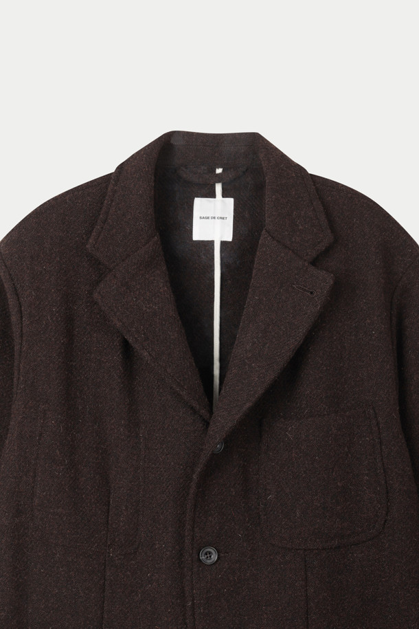 세이지 드 크레(SAGE DE CRET) 해리스 트위드 테일러드 재킷은 클래식하고 우아한 스타일을 추구하는 남성을 위한 아우터입니다. 브라운 컬러의 부드러운 울 소재에 해리스 트위드 패턴을 더해 고급스러운 분위기를 자아냅니다. 가을과 겨울 시즌, 오피스룩, 비즈니스 캐주얼, 모임룩 등 다양한 TPO에 활용하기 좋습니다. 오버핏 실루엣과 싱글 버튼 여밈, 패치 포켓 디테일이 특징이며, 오프화이트 파이핑 테이프 마감과 가먼트 워싱 가공으로 완성도를 높였습니다. 미니멀하고 시크한 스타일을 선호하는 분들께 추천합니다.
