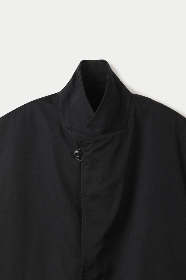 다이와 피어 39 테크 루즈 2B 재킷은 봄, 가을에 착용하기 좋은 남성용 자켓입니다. 블랙 컬러의 무지 디자인으로 밀리터리 및 베이직 스타일을 연출하며, 넉넉한 루즈핏으로 편안한 착용감을 선사합니다. 
투웨이 칼라, 센터 버튼 여밈, 슬리브 턱 디테일, 소맷단 1버튼, 빅 포켓, 메쉬 포켓, 메쉬 안감 등의 디테일이 특징이며, 탄탄한 촉감으로 튼튼하게 제작되었습니다.
출근룩과 모임룩에 활용하기 좋으며, 클래식, 미니멀, 캐주얼 스타일을 즐겨 입는 분들께 추천합니다. 긴 소매 기장과 레귤러 기장으로 다양한 스타일 연출이 가능합니다.
