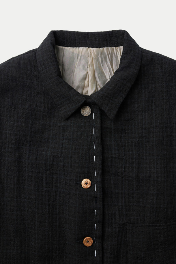 CHIAHUNG SU (치아홍 수) 핸드 우븐 다이드 패치워크 로잉 재킷은 가을, 겨울 시즌에 어울리는 모던 스타일의 아우터입니다. 블랙 컬러의 레귤러핏 재킷으로, 핸드다잉 염색 기법으로 제작된 패치워크 디자인이 특징입니다. 유기농 면 60%, 유기농 울 30%, 유기농 린넨 10%의 혼방 소재로 제작되어 편안한 착용감을 선사합니다. 1960년대 일본 나고야 빈티지 기모노 원단을 안감으로 사용하여, 클래식, 미니멀, 시크 스타일을 연출하기 좋습니다. 데이트룩, 모임룩, 비즈니스 캐주얼에 활용하기 좋은 아이템입니다.
