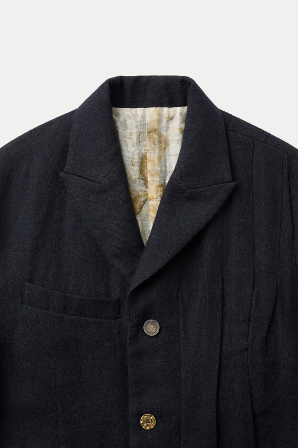 CHIAHUNG SU (치아홍 수) 핸드 우븐 & 다이드 플리팅 라이트 블레이저는 오가닉 울 100% 소재로 제작되어 부드러운 촉감을 선사합니다. 아이치 지역 원사로 염색한 블랙 컬러의 모던한 무드가 돋보이며, 핸드위빙 기법과 플리팅 디테일이 특징입니다. 봄, 가을 시즌에 활용하기 좋은 크롭 기장의 싱글 버튼 레귤러핏 블레이저로, 오피스룩, 비즈니스 캐주얼, 모임룩 등 다양한 TPO에 활용 가능한 아이템입니다. 클래식, 미니멀, 시크 스타일에 매치하여 세련된 스타일을 연출해보세요. 얇은 두께감으로 편안하게 착용할 수 있으며, 긴 소매 디자인으로 포멀한 분위기를 더합니다.
