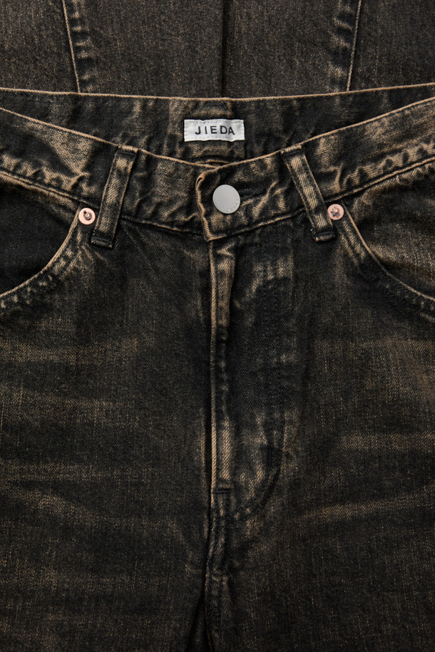 JIEDA(지에다) 유즈드 3D 워크 데님 팬츠는 남성용 데님 팬츠입니다. 브라운 컬러의 워싱 데님 소재로 제작되었으며, 사계절 내내 착용하기 좋습니다. 입체적인 3D 패턴, 사이드 심 비틀림, 트리플 스티치 디테일, 허리 히게(주름) 가공이 특징이며, 짧은 밑위와 슬림한 허리 라인으로 세련된 핏을 연출합니다. 와이드핏으로 편안하면서도 스트릿, 캐주얼, 미니멀 스타일을 소화하며 데이트룩, 모임룩으로 활용하기 좋습니다.
