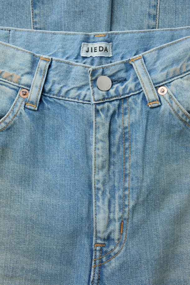 JIEDA(지에다) 유즈드 3D 워크 데님 팬츠는 남성용 데님 팬츠입니다. 블루 컬러의 데님 소재로 제작되었으며, 봄, 여름, 가을 계절에 착용하기 좋습니다. 와이드핏으로 캐주얼, 스트릿 스타일을 연출하기 좋으며, 입체적인 3D 패턴과 사이드 심 비틀림 디자인이 특징입니다. 짧은 밑위와 슬림한 허리라인, 히게(주름) 가공, 트리플 스티치 디테일이 돋보입니다. 데이트룩, 모임룩, 캐주얼, 스트리트, 미니멀 스타일 연출에 활용할 수 있습니다.
