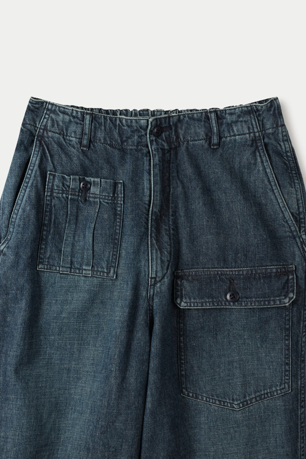 SAGE DE CRET (사지 드 크레) 데님 싱글 플리츠 와이드 팬츠는 클래식과 캐주얼 스타일을 모두 아우르는 남성용 데님 팬츠입니다. 인디고 컬러의 데님과 린넨 혼방 소재로 제작되어 봄, 여름 시즌에 시원하고 편안하게 착용할 수 있습니다. 루즈핏과 와이드 핏으로 트렌디한 실루엣을 연출하며, 플리츠 디테일이 특징입니다. 버튼과 지퍼 여밈, 양 사이드 포켓, 가먼트 워싱 처리, 넓은 시접 디테일 등 섬세한 디테일이 돋보입니다. 데이트룩, 쇼핑룩 등 다양한 TPO에 미니멀한 스타일로 활용하기 좋습니다.
