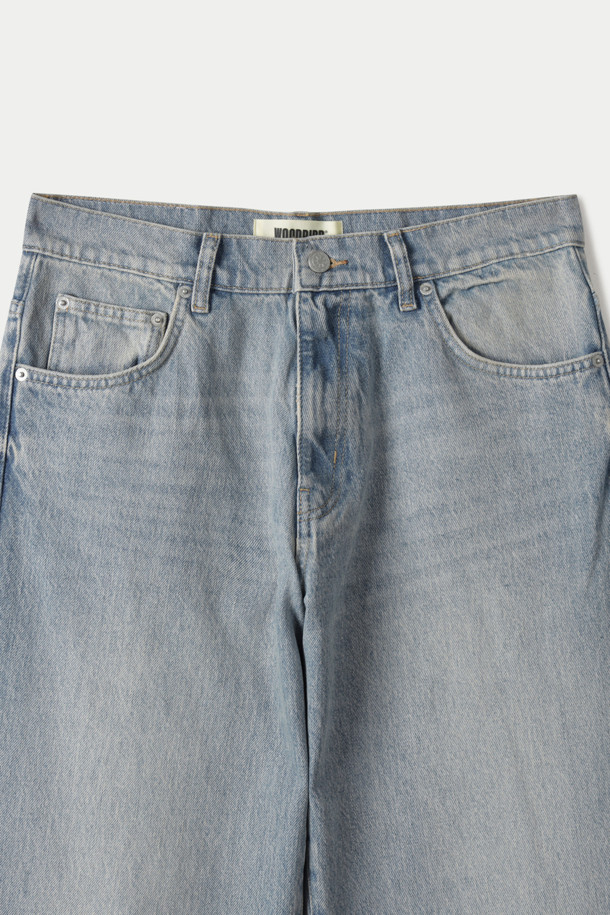 WOODBIRD(우드버드) Leroy 던 더스트 데님은 남성용 데님 팬츠입니다. 연청 컬러의 무지 디자인으로, 봄, 여름, 가을에 착용하기 좋습니다. 부드러운 촉감의 데님 소재에 루즈핏과 테이퍼드 핏을 더하여 편안하면서도 스타일리시한 핏을 연출합니다. 5포켓 디자인과 버튼과 지퍼 플라이 여밈, 은은한 솔기 디테일, 우드버드 로고 백 패치로 포인트를 더했습니다. 데이트룩, 쇼핑룩 등 데일리룩에 활용하기 좋으며, 클래식, 미니멀, 캐주얼 스타일을 모두 소화할 수 있습니다.
