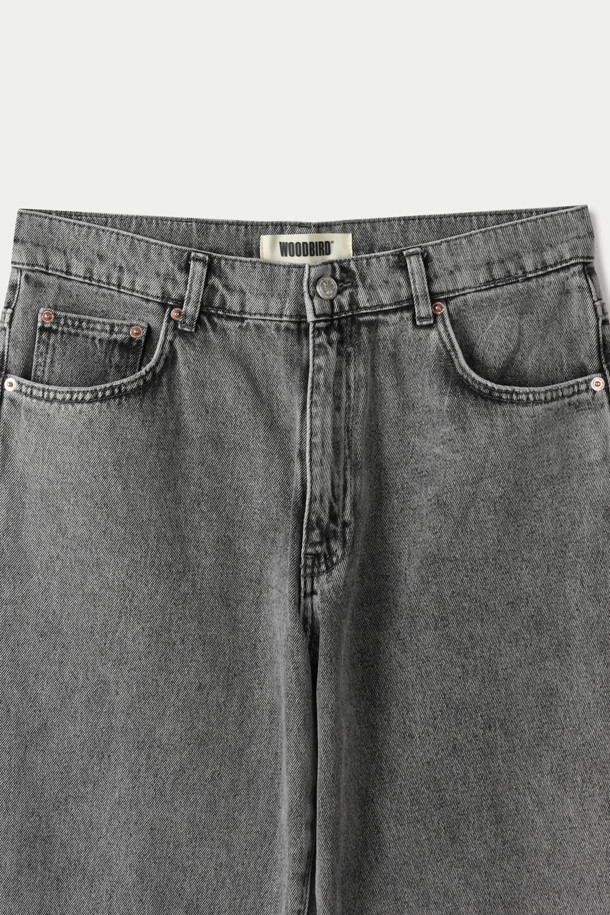 WOODBIRD(우드버드) Leroy(레로이) 애쉬 그레이 데님 팬츠는 미니멀하고 클래식한 스타일을 추구하는 당신을 위한 데일리 아이템입니다. 부드러운 촉감의 데님 소재로 제작되어 사계절 내내 편안하게 착용 가능하며, 루즈핏과 테이퍼드 핏의 조화로 트렌디한 실루엣을 선사합니다. 애쉬 그레이 컬러는 어떤 상의와도 자연스럽게 어울려 다양한 스타일을 연출할 수 있습니다. 5포켓 디자인과 버튼, 지퍼 플라이 여밈, 은은한 솔기 디테일, 우드버드 로고 백 패치가 돋보이며, 동네 마실룩이나 쇼핑룩 등 캐주얼한 상황에 적합합니다.
