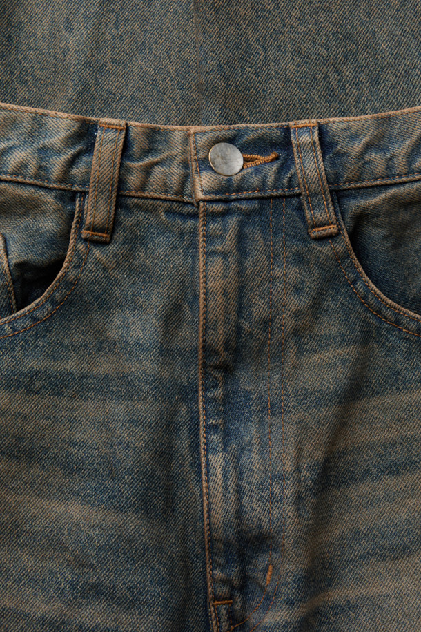 NVRFRGT(엔브이에프알지티) 3D 트위스티드 와이드 레그 데님 팬츠는 남성을 위한 캐주얼 스타일의 데님 팬츠입니다. 14oz 슬럽 방적사 인디고 데님 소재에 빈티지 워싱 가공을 더해 자연스러운 멋을 연출하며, 3D 패턴 메이킹과 입체 재단으로 편안한 루즈핏을 제공합니다. 뻣뻣한 촉감과 두꺼운 두께감으로 사계절 착용 가능하며, 데이트룩과 출근룩 등 다양한 TPO에 활용 가능합니다. 이중 사이드 솔기 디테일이 돋보이는 미니멀하고 클래식한 디자인의 와이드 팬츠입니다.
