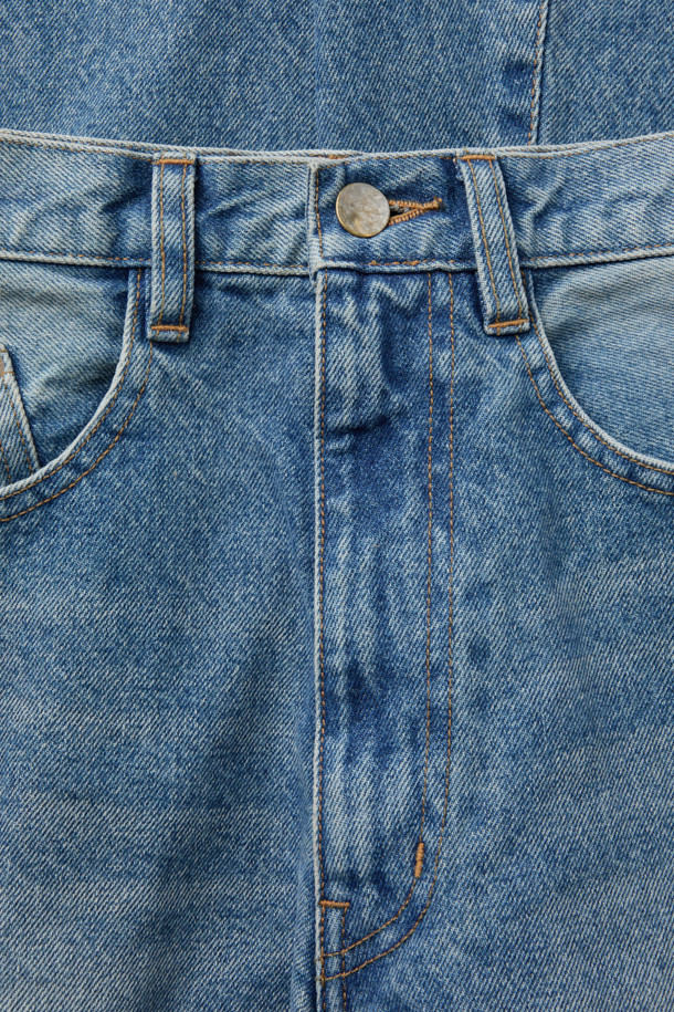 NVRFRGT(엔브이에프알지티) 3D 트위스티드 와이드 레그 데님 팬츠는 남녀 모두 착용 가능한 캐주얼 스타일의 데님 팬츠입니다. 14oz 슬럽 방적사 인디고 데님 소재에 빈티지 워싱 가공을 더해 자연스러운 멋을 살렸으며, 3D 패턴 메이킹과 입체 재단으로 편안한 착용감을 제공합니다. 와이드핏으로 트렌디함을 더하고, 두께감 있는 데님 소재와 뻣뻣한 촉감으로 묵직한 실루엣을 연출합니다. 데이트룩, 출근룩 등 다양한 TPO에 활용 가능한 매력적인 아이템입니다.
