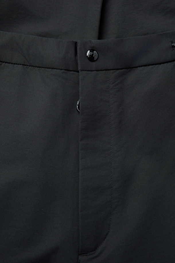 CMF 코드 팬츠는 아웃도어 활동과 일상생활 모두에 적합한 레귤러핏 긴바지입니다. 면과 나일론 혼방 소재로 제작되어 편안한 착용감과 내구성을 제공합니다. 허리에는 코드 스트링이 2개 내장되어 있으며, 밑단 스트링으로 핏 조절이 가능합니다. 블랙 컬러의 무지 디자인으로, 캐주얼 및 스포티 스타일을 연출하기 좋습니다. 사이드 포켓과 허벅지 패치 포켓이 있어 실용성을 더했습니다.
