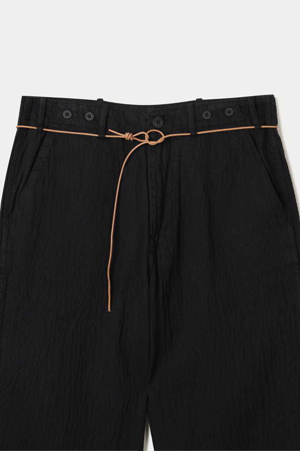 HOMECORE(홈코어) 범피 팬츠는 남성을 위한 캐주얼 슬랙스입니다. 부드러운 코튼과 엘라스틴 혼방 소재로 제작되어 사계절 내내 편안하게 착용할 수 있습니다. 레귤러 핏에 테이퍼드 디자인으로 세련된 핏을 연출하며, 블랙 컬러와 무지 패턴으로 어떤 상의에도 잘 어울립니다. 비건 가죽끈 디테일과 밴딩 허리, 신축성 있는 소재로 활동성을 높였으며, 롤업하여 다양한 스타일을 연출할 수 있습니다. 출근룩, 데이트룩 등 미니멀하고 캐주얼한 스타일을 선호하는 분들께 추천합니다.
