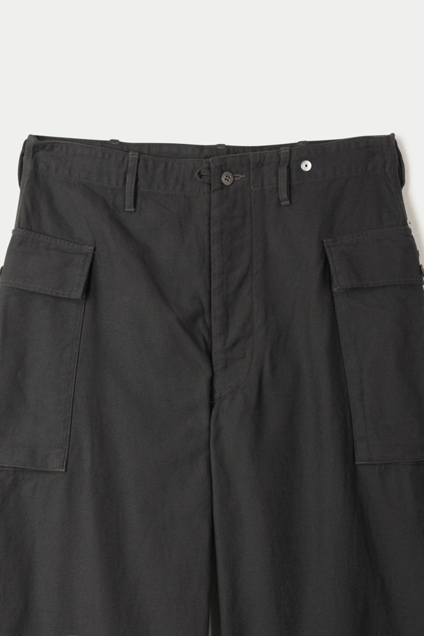 INNAT 43 카고 트라우저는 M-43 밀리터리 팬츠를 재해석하여 제작된 남성용 카고 팬츠입니다. 블랙 컬러의 백 새틴 소재로 제작되어 사계절 내내 착용 가능하며, 일상 및 밀리터리 스타일을 모두 소화할 수 있습니다. 레귤러핏으로 편안한 착용감을 제공하며, 가스 플랩 디테일과 대형 카고 포켓이 특징입니다. 이중 벨트 루프 구조와 식물성 하이브리드 염색, 천연 색소를 사용하여 워크웨어, 클래식, 캐주얼 스타일을 연출하기 좋습니다. 여행룩과 가을 나들이룩에 활용하여 스타일리시함을 더해보세요.
