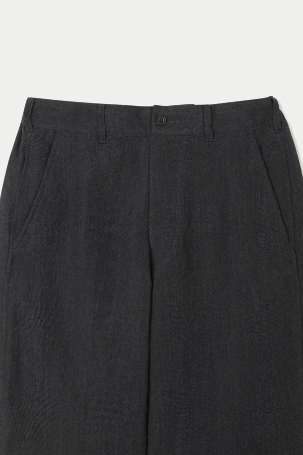 SAGE DE CRET (세이지 드 크레) 울/린넨 Serge 테이퍼드 팬츠는 남성용 바지로, 봄과 가을에 착용하기 적합합니다. 블랙, 차콜 컬러로 출시되었으며, 우아하고 모던하며 클래식한 스타일을 연출합니다. 울과 린넨 혼방 소재로 제작되어 부드러운 촉감을 자랑하며, 얇은 두께감으로 편안한 착용감을 선사합니다. 하이라이즈 디자인에 뒷밴딩 처리, 무릎 부분 안감 처리가 되어있으며, 텀블링 가공을 통해 자연스러운 광택을 더했습니다. 오피스룩, 비즈니스 캐주얼, 모임룩 등 다양한 TPO에 매치하여 클래식하고 미니멀하며 시크한 스타일을 완성해보세요.
