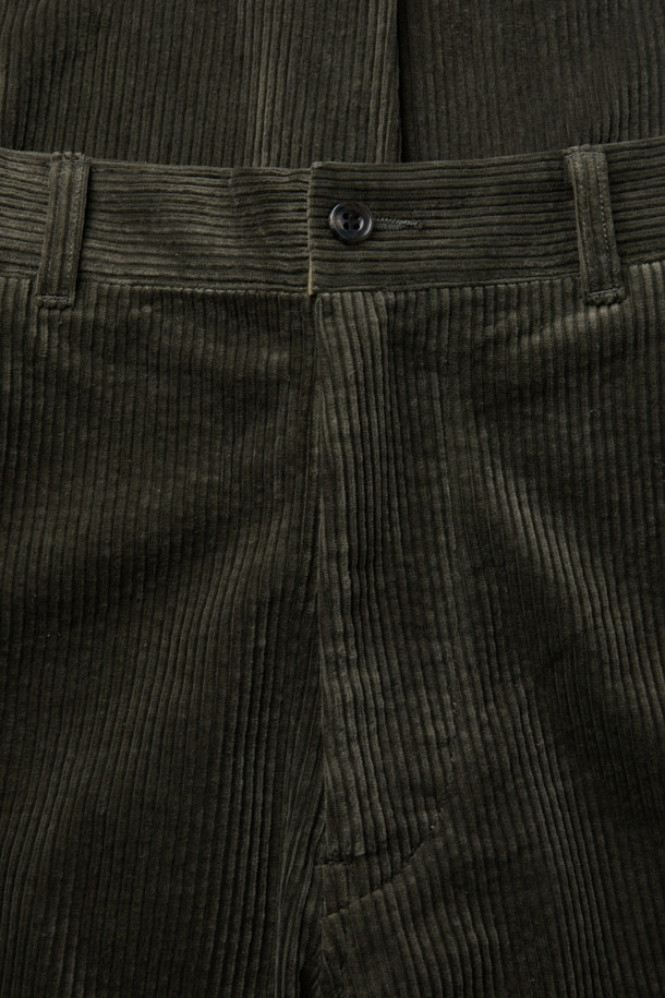 SAGE DE CRET(사지 드 크레) 코듀로이 페그탑 팬츠는 가을과 겨울에 어울리는 남성용 코듀로이 바지입니다. 빈티지하면서도 아방가르드한 스타일을 연출하며, 올리브 색상의 무지 디자인이 특징입니다. 7골 코듀로이 소재로 제작되어 부드러운 촉감을 선사하며, 하이라이즈 실루엣과 오버핏, 루즈핏으로 편안한 착용감을 제공합니다. 텀블 가공과 가먼트 워싱 처리로 자연스러운 멋을 더했으며, 뒷밴딩으로 활동성을 높였습니다. 겨울 데일리룩, 산책룩, 동네 마실룩 등 다양한 TPO에 클래식, 캐주얼, 워크웨어 스타일로 활용하기 좋습니다. 
