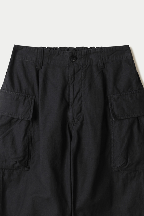 SAGE DE CRET(사지 드 크레) 코튼/린넨 백 새틴 페그탑 싱글 플리츠 카고 팬츠는 남성용 바지로, 봄과 여름에 착용하기 좋습니다. 블랙 컬러의 얇은 두께감으로 부드러운 촉감을 선사하며, 밀리터리 및 캐주얼 스타일을 동시에 연출할 수 있습니다. 허리 밴딩과 하이라이즈 디자인, 원턱, 페그탑, 싱글 플리츠 디테일이 돋보이며, 카고 포켓과 플랩 포켓으로 실용성을 더했습니다. 백새틴 원단 특유의 매트한 질감이 특징이며, 동네 마실룩, 여행룩, 캠핑룩 등 다양한 TPO에 활용 가능합니다.
