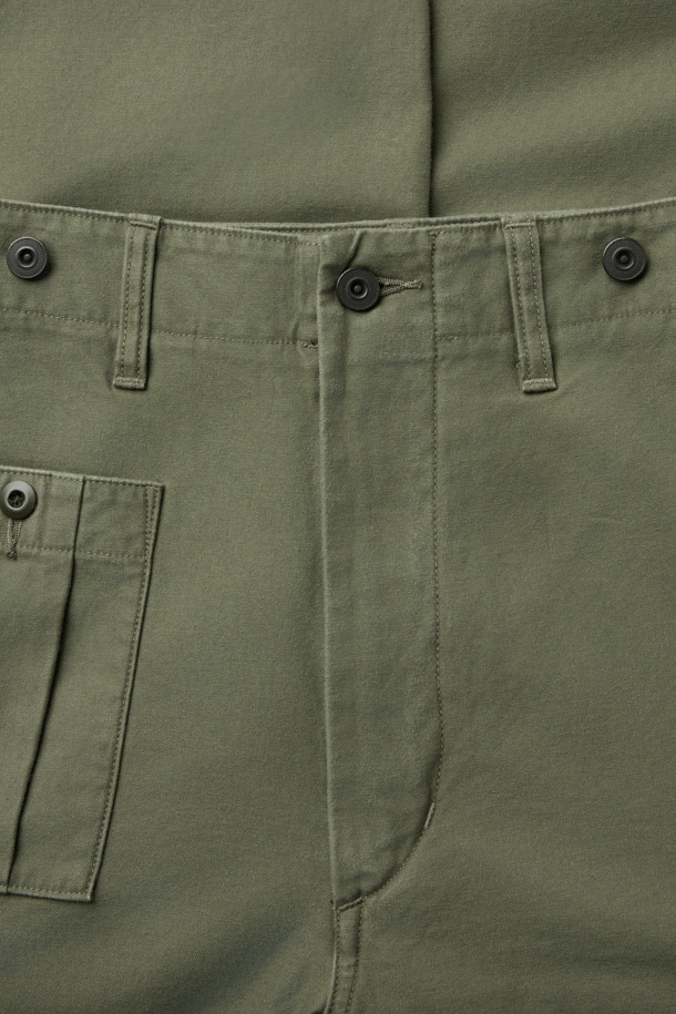 나이젤 카본 아미 카고 팬츠는 남성을 위한 밀리터리 스타일의 카고 팬츠입니다. 카키와 올리브 두 가지 색상으로 제공되며, 사계절 착용이 가능합니다. M-51 밀리터리 팬츠 디자인을 바탕으로 제작되었으며, 여섯 개의 플랩 포켓과 허벅지 부위 포켓 디테일이 특징입니다. 턱(tuck) 디테일과 밀리터리 스타일 버튼 및 스냅으로 클래식한 밀리터리 무드를 더했습니다. 레귤러핏의 백사틴 소재로 제작되어 출근룩, 캠핑룩 등 다양한 TPO에 활용 가능하며, 클래식, 워크웨어, 캐주얼 스타일을 연출하기 좋습니다.
