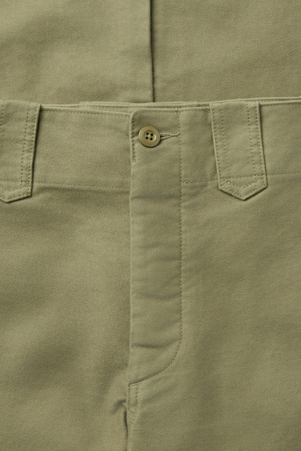 NIGEL CABOURN (나이젤 카본) 워크 수트 몰스킨 트라우저는 남성용 바지로, 가을과 겨울에 어울리는 두꺼운 두께감의 루즈핏 긴바지입니다. 베이지 컬러의 몰스킨 소재로 제작되어 부드러운 촉감과 여유로운 핏을 제공하며, 착용할수록 자연스러운 주름과 에이징 효과를 즐길 수 있습니다. 클래식하고 밀리터리 스타일을 결합한 디자인은 출근룩이나 비즈니스 캐주얼에 적합하며, 워크웨어와 미니멀 스타일 연출에도 용이합니다. 군복에서 영감을 얻은 디자인으로, 독특한 분위기를 자아냅니다.
