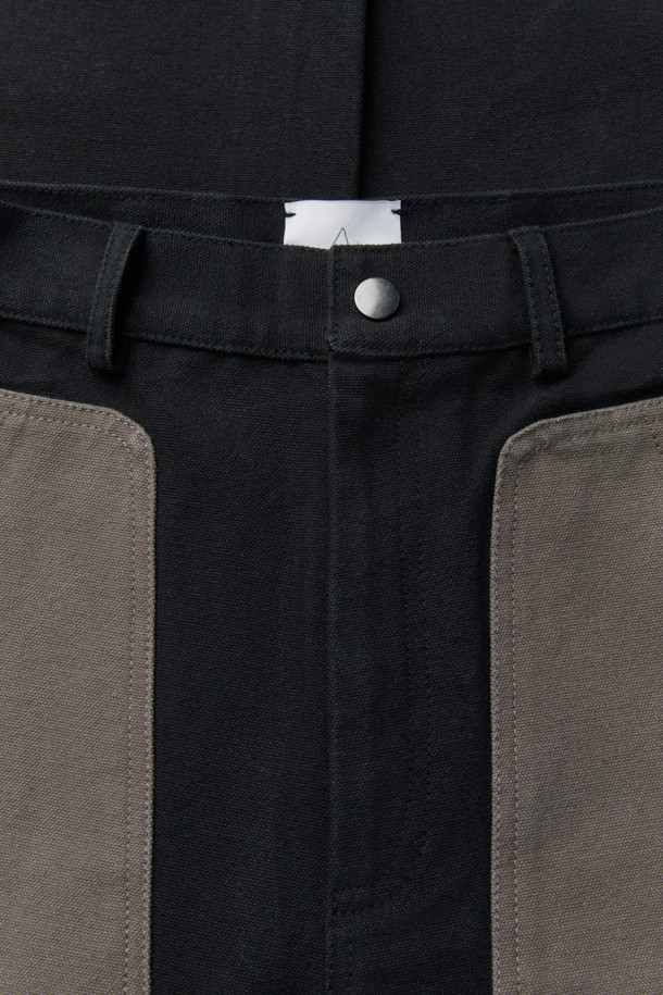 ROA 워시드 캔버스 팬츠는 캠핑룩, 산책룩 등 TPO에 적합하며, 캐주얼, 워크웨어, 미니멀 스타일을 추구하는 분들께 추천합니다. 블랙, 그레이 두 가지 색상으로 출시되었으며, 헤비 코튼 캔버스 소재에 워싱 가공을 더해 부드러운 촉감을 자랑합니다. 루즈핏으로 편안한 착용감을 선사하며, 더블 캔버스 보강과 자수 로고 디테일로 내구성과 디자인을 모두 잡았습니다. 봄, 가을 시즌에 두꺼운 두께감으로 따뜻하게 착용할 수 있는 긴바지입니다.
