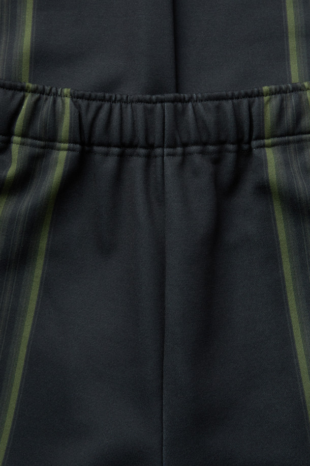 MIDTHINGS (미드띵스) 스트라이프 트랙 팬츠는 스포티한 무드의 루즈핏 긴바지입니다. 블랙과 그린 두 가지 색상으로 출시되었으며, 흡수 및 속건 기능의 폴리에스테르 소재로 제작되어 편안한 착용감을 제공합니다. 안감은 기모 처리되어 부드러운 촉감을 더했으며, 밴딩 및 드로스트링 디자인으로 이지핏을 연출합니다. 집콕룩, 피트니스룩, 러닝룩 등 다양한 TPO에 활용 가능하며, 캐주얼 및 스트리트 스타일을 즐기는 분들께 추천합니다.
