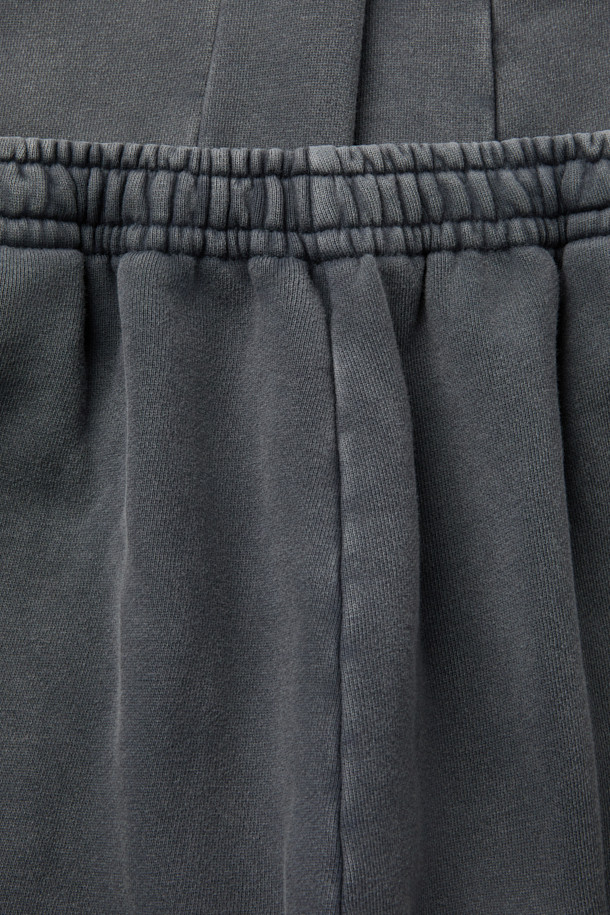 NANGA(난가) 헤이븐 스웻 팬츠는 빈티지 스타일의 루즈핏 스웻 팬츠입니다. 그레이 컬러의 무지 디자인으로, 집콕룩이나 산책, 가벼운 외출 시 캐주얼하고 미니멀한 스타일을 연출하기 좋습니다. 면 소재로 제작되어 편안한 착용감을 선사하며, 밴딩 처리로 활동성을 높였습니다. 피그먼트 염색 기법으로 은은한 멋을 더했으며, SVTAW25802GYX 모델과 셋업으로도 활용 가능합니다. 세탁 시에는 변색을 방지하기 위해 단독 세탁을 권장합니다.
