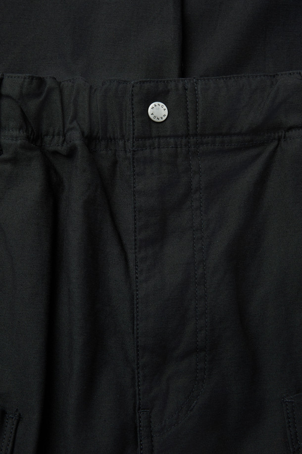 NANGA(낭가) 백 사틴 이지 카고 팬츠는 부드러운 촉감의 백 사틴 원단을 사용하여 편안한 착용감을 선사합니다. 바이오 워싱 처리로 자연스러운 멋을 더했으며, 릴랙스 핏에 테이퍼드 실루엣으로 트렌디한 스타일을 연출합니다. 무릎 다트, 플리츠 디테일, 스트링, 사이드 포켓, 뒷주머니, 카고 포켓 등 실용적인 디테일이 돋보이며, 자수 로고로 포인트를 더했습니다. 캐주얼, 미니멀, 워크웨어 스타일을 즐겨 입는 분들에게 출근룩, 여행룩으로 모두 활용 가능한 사계절 필수 아이템입니다.
