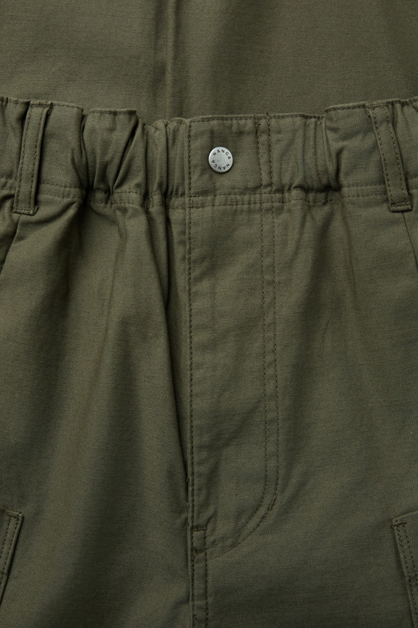 **낸가(NANGA) 백 사틴 이지 카고 팬츠**는 릴랙스 핏으로 편안한 착용감을 선사합니다. 부드러운 촉감의 백 사틴 면 소재에 바이오 워싱 가공을 더해 자연스러운 멋을 살렸습니다. 허리 스트링과 밴딩 처리로 활동성을 높였으며, 무릎 다트 디자인으로 편안함을 더했습니다. 카키와 올리브 두 가지 색상으로 출시되었으며, 캐주얼, 미니멀, 워크웨어 스타일을 연출하기 좋습니다. 사이드 및 카고 포켓, 자수 로고 디테일로 실용성과 디자인을 모두 갖춘 카고 팬츠입니다.
