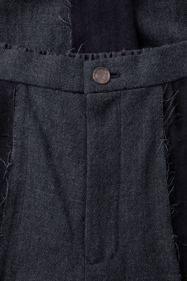 CHIAHUNG SU (치아홍 수) 핸드 우븐 & 다이드 로잉 패치드 트라우저는 모던한 스타일을 추구하는 분들을 위한 바지입니다. 유기농 울 100% 소재로 제작되었으며, 11번의 염색 공정을 거쳐 깊이 있는 블랙 컬러를 구현했습니다. 일본 아이치에서 개발된 원단을 사용하여 핸드위빙 기법으로 제작되었으며, 패치워크 디테일이 돋보이는 와이드 핏 바지입니다. 비즈니스 캐주얼 및 클래식, 미니멀 스타일을 즐겨 입는 분들에게 적합합니다.
