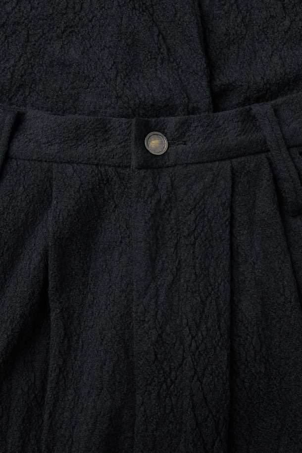 CHIAHUNG SU (치아홍 수) 핸드 우븐 & 다이드 와이드 하렘 트라우저를 소개합니다. 유기농 알파카 100% 소재로 제작되어 부드러운 착용감을 선사하며, 핸드 우븐 방식으로 섬세하게 짜여진 수공 니트 원단이 특징입니다. 다잉 기법으로 은은한 멋을 더했고, 자연스러운 주름 디테일이 우아한 분위기를 연출합니다. 와이드핏과 롱 기장으로 편안하면서도 세련된 스타일을 완성하며, 데이트룩, 모임룩, 비즈니스 캐주얼 등 다양한 TPO에 활용할 수 있습니다. 클래식, 미니멀, 시크 스타일을 즐기는 분들께 추천합니다.
