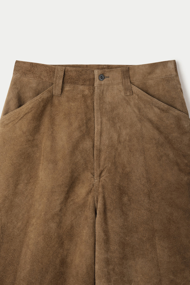 A 레더 카펜터 크롭 팬츠는 부드러운 소가죽 소재로 제작되어 편안한 착용감을 선사합니다. 워크웨어 스타일을 기반으로, 히메지 가공 가죽을 사용하여 고급스러운 질감을 더했습니다. 아시아 익스클루시브 리미티드 에디션으로 특별함을 더하며, 와이드 핏과 크롭 기장으로 트렌디한 스타일을 연출합니다. 데이트룩, 쇼핑룩 등 다양한 TPO에 클래식하고 미니멀한 무드를 더하여 활용하기 좋습니다.
