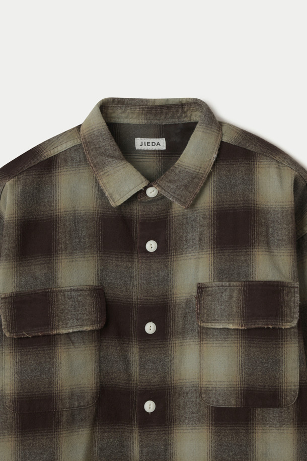 JIEDA 넬 데미지 체크 셔츠는 빈티지 무드를 자아내는 오버핏 체크 셔츠입니다. 블랙과 베이지 두 가지 색상으로 출시되었으며, 가을, 겨울에 데일리룩, 데이트룩, 가을 나들이룩 등 다양한 TPO에 활용하기 좋습니다. 면 소재로 제작되어 편안한 착용감을 제공하며, 긴 소매와 크롭 기장이 특징입니다. 데미지 디테일과 오버다잉 가공을 통해 빈티지 스타일을 강조했으며, 플랩 포켓과 프론트 포켓으로 실용성을 더했습니다. 캐주얼, 클래식, 레트로 스타일을 즐겨 입는 분들께 추천합니다.
