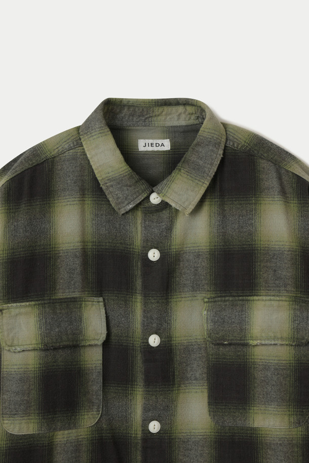 JIEDA 넬 데미지 체크 셔츠는 빈티지하고 캐주얼한 스타일을 연출하는 셔츠입니다. 블랙과 올리브 두 가지 색상으로 제공되며, 가을과 겨울 시즌에 적합합니다. 데미지 디테일과 오버다잉 가공으로 독특한 분위기를 더하며, 프론트 포켓과 플랩 버튼이 특징입니다. 루즈핏에 긴소매, 카라 디자인으로 편안하면서도 스타일리시하게 착용할 수 있습니다. 가을 나들이룩, 겨울 데일리룩, 동네 마실룩 등 다양한 TPO에 캐주얼, 클래식, 레트로 스타일로 활용하기 좋습니다.
