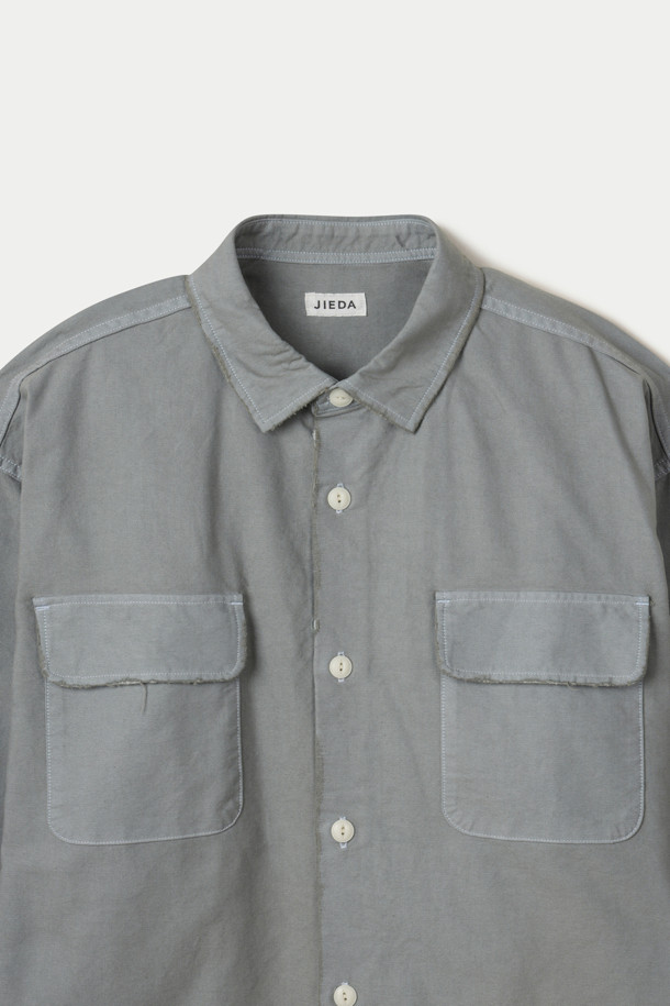 JIEDA(지에다) 피그먼트 페인팅 셔츠는 빈티지하면서도 캐주얼한 스타일을 즐기는 남성을 위한 셔츠입니다. 부드러운 면 소재에 피그먼트 가공 처리를 더해 자연스러운 컬러감과 편안한 착용감을 선사합니다. 은은한 페인팅 무늬가 돋보이며, 크롭 기장과 레귤러 핏으로 트렌디한 스타일을 연출합니다. 앞 포켓과 플랩 포켓, 데미지 디테일이 더해져 빈티지한 매력을 더하며, 봄, 가을 시즌에 활용하기 좋습니다. 가볍고 통기성이 우수하여 동네 마실룩, 카페룩, 봄 소풍룩 등 다양한 TPO에 맞춰 캐주얼하고 미니멀하게 스타일링할 수 있습니다.
