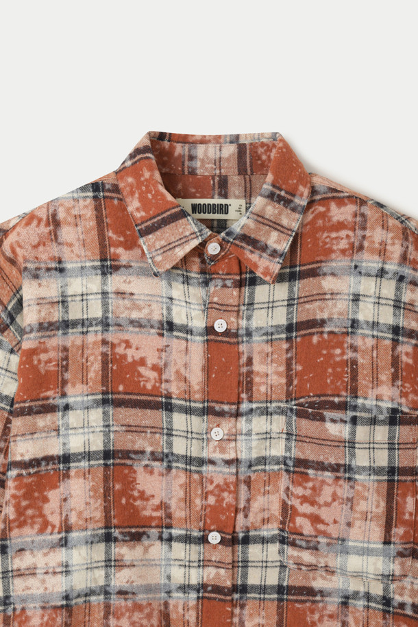**우드버드 빈티지 워싱 셔츠**는 봄, 가을에 어울리는 긴소매 셔츠입니다. 오렌지, 그레이 컬러의 체크 패턴과 루즈핏 디자인으로 빈티지하고 캐주얼한 스타일을 연출합니다. 칼라 넥 라인과 버튼업 프론트 여밈, 커프스 버튼, 가슴 포켓 등의 특징이 있습니다. 데이트룩, 카페룩과 같은 TPO에 어울리며, 캐주얼, 클래식, 미니멀 스타일을 즐겨 입는 분들께 추천합니다. 면 소재로 제작되어 편안한 착용감을 선사합니다.
