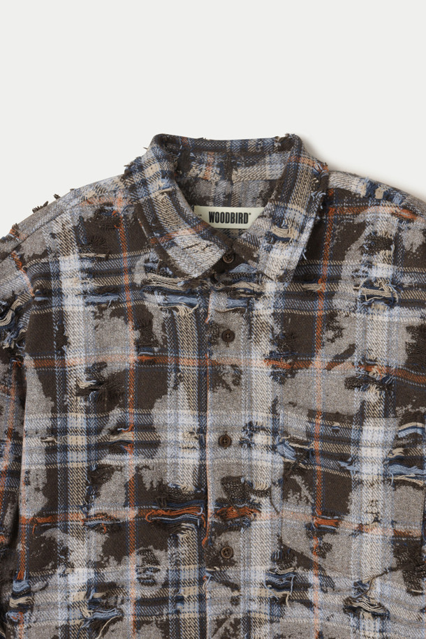 WOODBIRD WBJong(우드버드 WB종) 립 셔츠는 가을, 겨울 시즌에 잘 어울리는 플란넬 소재의 긴소매 셔츠입니다. 브라운과 그레이 두 가지 색상으로 만나볼 수 있으며, 스트릿 및 빈티지 스타일을 연출하기에 좋습니다. 루즈핏 레귤러 기장으로 편안하게 착용 가능하며, 체크 패턴과 칼라넥 디자인이 특징입니다. 버튼업 프론트 여밈, 커프스 버튼, 가슴 포켓, 데미지 디테일, 올 풀림 및 찢김 가공으로 빈티지한 무드를 더했습니다. 가을 나들이룩이나 겨울 데일리룩에 캐주얼하게 매치하여 개성 있는 스타일을 완성해보세요.
