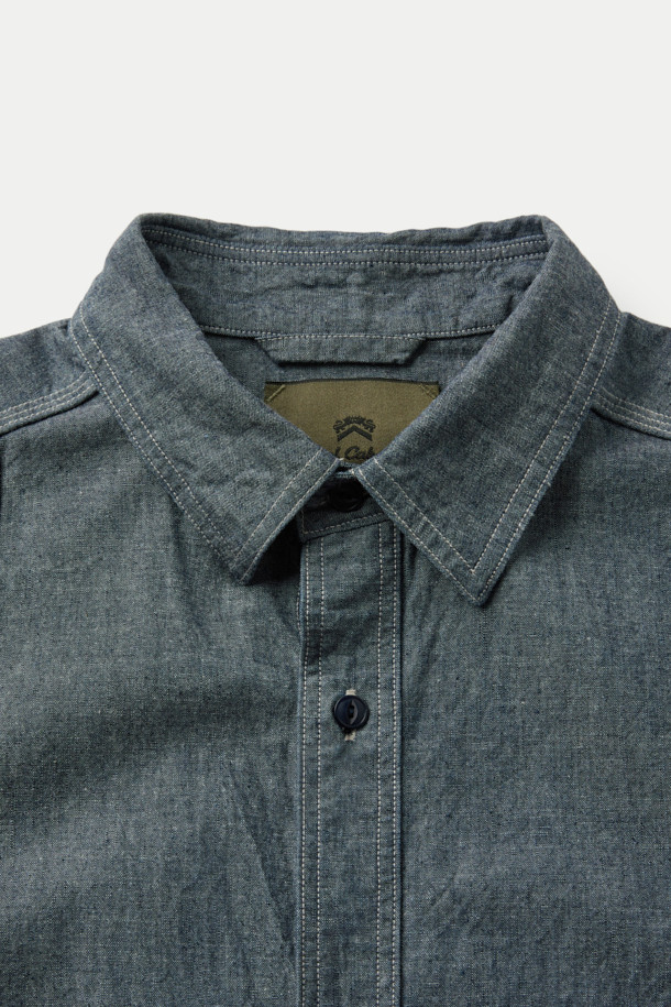 나이젤 카본(Nigel Cabourn) 메디컬 셔츠는 클래식과 밀리터리 스타일을 결합한 남성용 셔츠입니다. 그레이 및 블루 컬러로 출시되었으며, 봄, 가을에 착용하기 좋습니다. 고밀도 셀비지 데님 소재로 제작되어 뻣뻣한 촉감과 두꺼운 두께감을 자랑하며, 이중 구조 디자인과 암홀 통기성을 통해 활동성을 높였습니다. 차이나 칼라에 레귤러 핏으로 제작되었으며, 가슴 포켓 2개와 캣츠아이 버튼으로 포인트를 주어 워크웨어, 미니멀, 클래식 스타일을 연출하기 좋습니다. 출근룩, 비즈니스 캐주얼, 모임룩 등 다양한 TPO에 활용할 수 있습니다.
