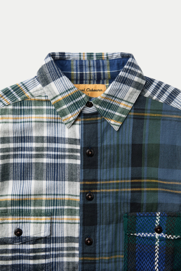 나이젤 카본 X 오리지널 마드라스 워크 셔츠는 클래식과 워크웨어 스타일을 결합한 상의입니다. 다양한 색상의 패치워크 패턴이 돋보이며, 비즈니스 캐주얼 및 캐주얼 스타일 모두에 잘 어울립니다. 레귤러핏으로 제작되어 편안한 착용감을 제공하며, 친 스트랩과 패치 포켓 디테일이 특징입니다. 면 소재로 제작되어 쾌적하며, 카라 디자인으로 깔끔한 인상을 줍니다.
