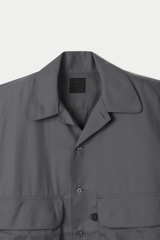 다이와 피어 39 테크 스포츠 오픈 칼라 셔츠는 남성용 오픈 칼라 셔츠입니다. 봄, 여름 시즌에 적합하며, 그레이 컬러의 무지 디자인으로 스포티하고 밀리터리한 스타일을 연출합니다. 루즈 핏에 얇은 두께감과 부드러운 촉감의 폴리에스테르 소재로 제작되어 통기성과 흡습성이 뛰어납니다. 

여행룩과 휴가룩에 어울리며, 미니멀하고 워크웨어적인 느낌을 더합니다. 멀티 포켓 디자인, 선글라스 홀더, 곡선형 플랩 포켓, 내부 좌우 비대칭 포켓 구성 등 실용적인 디테일이 돋보입니다.
