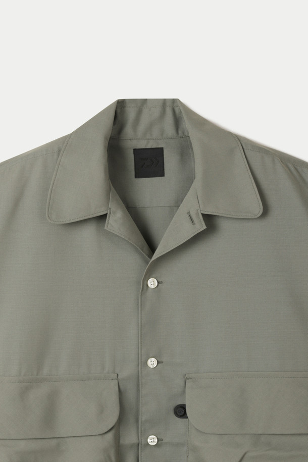 다이와 피어 39 테크 스포츠 오픈 칼라 셔츠는 남성용 셔츠로, 밀리터리 및 스포티 스타일을 결합했습니다. 봄, 여름 시즌에 적합하며, 카키 및 올리브 두 가지 색상으로 제공됩니다. 루즈핏의 긴소매 셔츠로, 오픈 칼라 디자인과 얇고 부드러운 폴리에스테르 소재가 특징입니다. 통기성과 흡습 기능이 있어 활동적인 날에도 쾌적함을 유지하며, 곡선형 플랩 포켓, 멀티 포켓, 선글라스 홀더 등의 디테일이 실용성을 더합니다. 여행, 휴가, 캠핑 등 다양한 상황에서 캐주얼, 스포티, 워크웨어 스타일을 연출할 수 있습니다.
