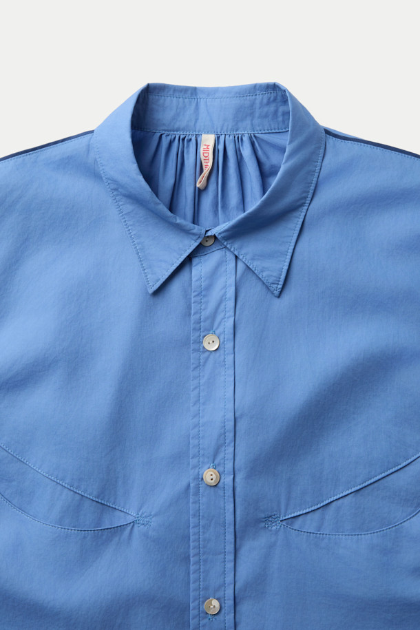 MIDTHINGS(미드띵스) 셔츠는 부드러운 촉감의 오가닉 코튼 소재로 제작되어 편안한 착용감을 선사합니다. 블루 컬러의 무지 디자인에, 반소매 크롭 기장으로 시원하고 미니멀한 스타일을 연출합니다. 루즈핏 실루엣과 초승달 모티브 포켓, 랜덤 스티치 디테일이 돋보이며, 데이트룩과 여행룩, 캐주얼 및 클래식 스타일 모두에 잘 어울립니다. 봄, 여름 시즌에 활용하기 좋은 얇은 두께의 셔츠입니다.
