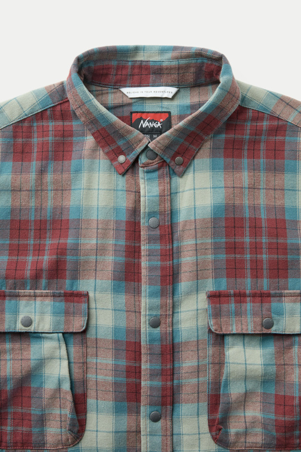 **NANGA (난가) 페이드 타탄 체크 캠프 셔츠**는 남성을 위한 캐주얼 스타일의 캠프 셔츠입니다. 봄, 가을에 적합하며, 중간 두께감으로 제작되었습니다. 레드와 민트 두 가지 색상으로 제공되며, 일상 및 캠핑 활동에 적합합니다. 면과 폴리에스터 혼방 소재로 제작되었으며, 레귤러 핏과 긴 소매 기장을 갖추었습니다. 가슴 포켓 2개, 허리 포켓 2개와 자수 로고 디테일이 있으며, 스냅 버튼 여밈 방식으로 편의성을 더했습니다.
