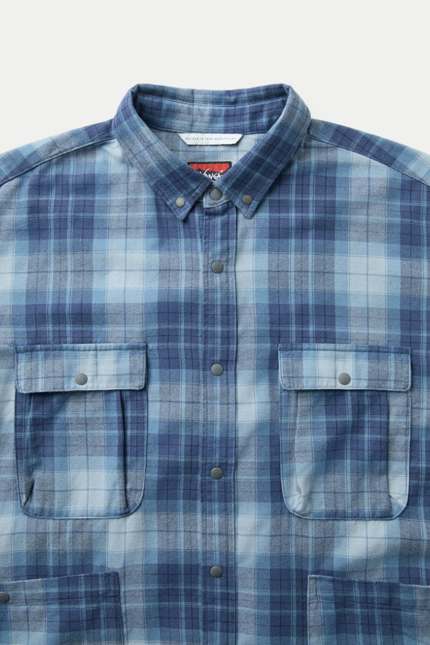 NANGA(난가) 페이드 타탄 체크 캠프 셔츠는 남성용 상의입니다. 봄, 가을에 어울리는 레귤러 핏의 캐주얼 셔츠로, 일상과 캠핑 모두 소화 가능한 활용성을 자랑합니다. 블루 컬러의 면, 폴리에스터 혼방 소재로 제작되었으며, 적당한 두께감과 부드러운 촉감을 제공합니다. 체크 패턴과 긴 소매, 버튼다운 네크라인, 스냅 버튼 여밈 방식이 특징이며, 가슴과 허리 부분에 4개의 포켓, 왼쪽 엉덩이 포켓의 자수 로고, 페이드 워싱 처리가 돋보입니다. 캠핑룩, 여행룩, 캐주얼, 클래식, 미니멀 스타일을 즐기는 분들께 추천합니다.
