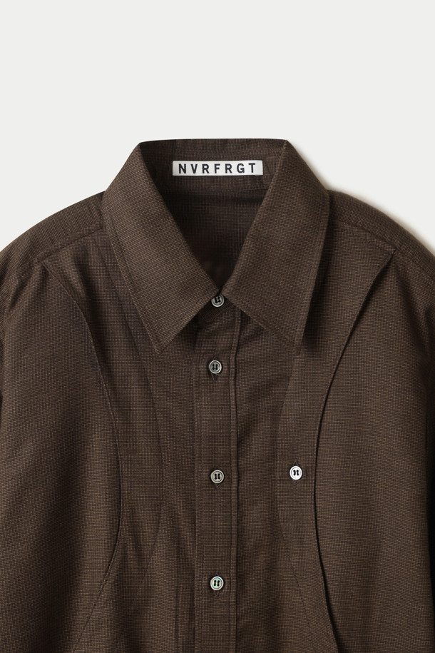 NVRFRGT(엔브이알에프알지티) 플레이드 롱 슬리브 셔츠는 가을, 겨울 시즌에 어울리는 미니멀 스타일의 셔츠입니다. 부드러운 코튼과 텐셀 혼방 소재로 제작되어 편안한 착용감을 선사하며, 브라운 컬러의 체크 패턴으로 포인트를 더했습니다. 변형 스플릿 래글런 슬리브와 프론트 패널 안쪽 3개의 포켓, 소매 버튼 조절 기능, 천연 자개 단추, 미세 기모 처리 등 섬세한 디테일이 돋보입니다. 가을 나들이룩이나 겨울 데일리룩에 클래식하고 캐주얼하게 매치하기 좋은 아이템입니다.
