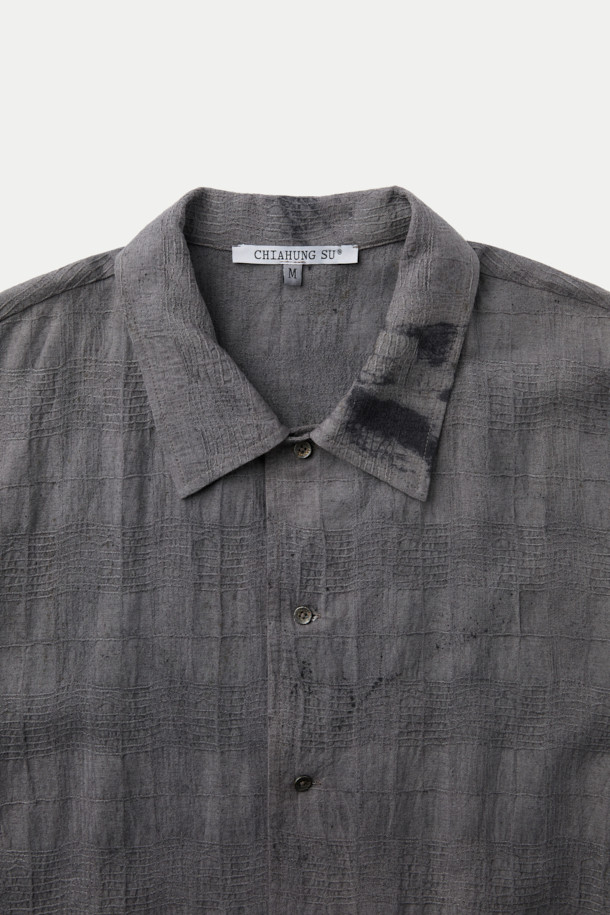 CHIAHUNG SU (치아훙 수) 핸드 우븐 다이드 일롱게이티드 셔츠는 봄, 여름 시즌에 어울리는 롱 기장의 셔츠입니다. 오가닉 린넨 100% 소재로 제작되어 얇고 시원하며, 루즈핏으로 편안한 착용감을 선사합니다. 차이나 칼라와 긴 소매가 특징이며, 핸드위빙 기법과 핸드다잉 기법으로 섬세하게 제작되었습니다. 석류껍질과 블러드 우드 나무껍질을 사용한 타이다이 염색과 아타야족의 전통 직조 기술이 돋보이는 모던하고 미니멀한 디자인의 제품입니다. 여행룩, 휴가룩, 리조트룩 등 다양한 TPO에 에스닉하고 클래식한 스타일을 더해줍니다.
