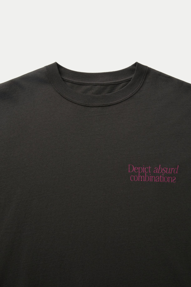 F/CE(에프씨이) 히든 아이덴티티 BY M.ENOMOTO 롱슬리브 티셔츠입니다. 블랙 컬러의 오버핏 롱슬리브 티셔츠로, 봄, 가을 계절에 적합합니다. 소매 프린팅과 시보리 마감, 빈티지한 마감이 특징이며, 넓은 넥라인과 드롭 숄더 디자인으로 편안한 착용감을 선사합니다. 리사이클 코튼 소재로 제작되어 거친 촉감을 느낄 수 있으며, 스트릿, 캐주얼, 시티보이 스타일을 연출하기 좋습니다. M.ENOMOTO와의 콜라보레이션을 통해 유니크한 디자인을 더했습니다.
