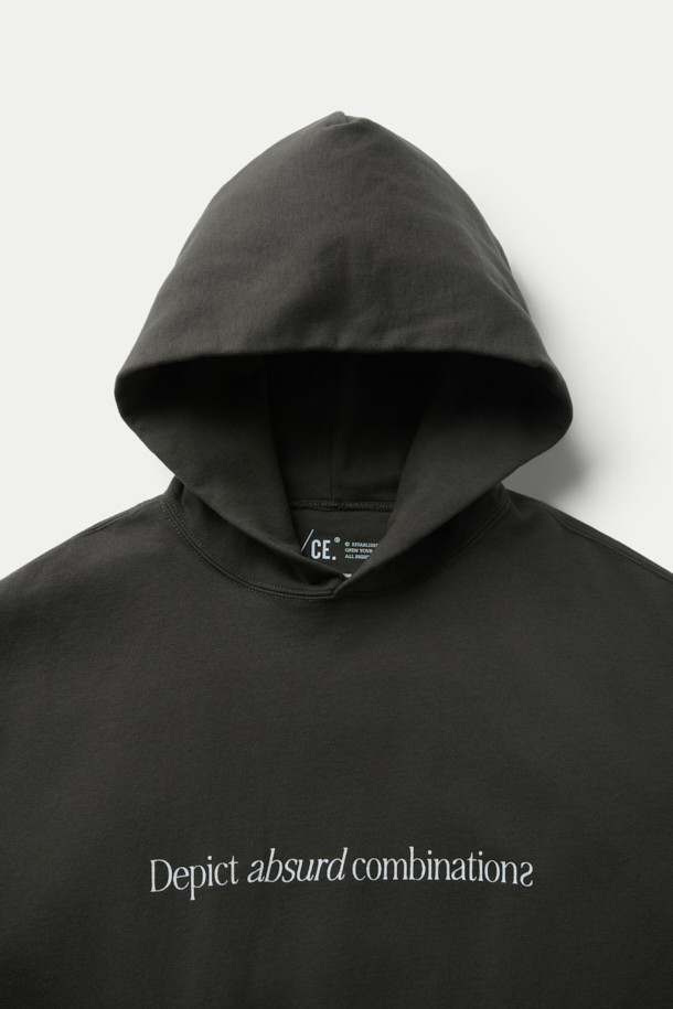 F/CE (에프씨이) 히든 아이덴티티 BY M.ENOMOTO 후디는 빈티지 무드의 프린트 가공이 돋보이는 후드티셔츠입니다. 재활용 면 소재를 사용하여 편안한 착용감을 제공하며, 안감에는 메쉬 원단을 덧대어 통기성을 높였습니다. 오버핏과 드롭숄더 디자인으로 스트릿, 캐주얼 스타일을 연출하기 좋으며, 가을, 겨울철 데일리룩, 집콕룩, 산책룩에 활용하기 좋습니다. 블랙 컬러의 긴소매 후디로 다양한 스타일링에 활용할 수 있습니다.
