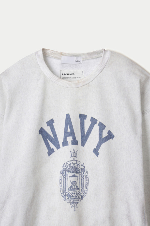 TOLQ(톨크) 트롱프뢰유 스웻 셔츠는 빈티지하고 캐주얼한 스타일을 추구하는 남성 고객을 위한 상의입니다. 1980년대 미 해군 스웨트셔츠를 복각하여 리버스 위브 스타일과 빈티지 스웨트의 리브 구조를 재현했으며, 두꺼운 두께감과 부드러운 플리스 안감으로 따뜻한 착용감을 제공합니다. 화이트와 블루 두 가지 색상으로 출시되었으며, 루즈핏의 라운드넥 디자인으로 편안하게 착용 가능합니다. 승화 프린트 방식으로 표현된 독특한 패턴과 로고 디테일이 돋보이며, "동네 마실룩", "집콕룩", "겨울 데일리룩" 등 다양한 TPO에 활용하기 좋습니다.
