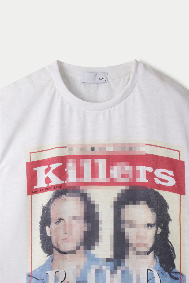 TOLQ(톨크) 트롱프뢰유 모자이크 티셔츠는 영화 Natural Born Killers의 무비 포토를 활용한 프린팅이 돋보이는 스트릿 스타일의 티셔츠입니다. 봄, 여름 시즌에 적합하며, 얇은 두께감의 폴리에스테르 소재로 제작되어 가볍고 편안한 착용감을 선사합니다. 남녀 모두 착용 가능한 레귤러핏의 라운드넥 반소매 티셔츠로, 여행룩이나 휴가룩에 개성 있는 포인트를 더해줍니다. 모자이크 패턴과 크롭 기장이 트렌디한 감각을 더하여 캐주얼, 미니멀 스타일 연출에도 활용하기 좋습니다.
