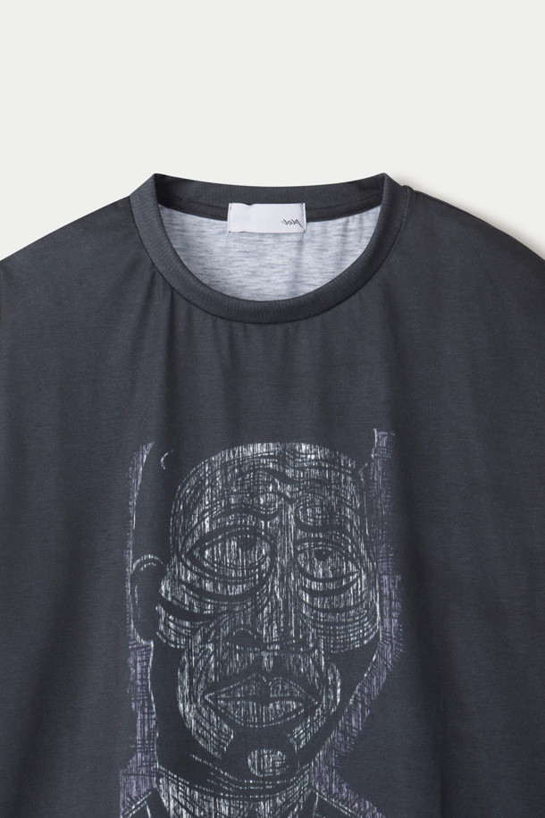 TOLQ(톨크) 트롱프뢰유 스크래치 티셔츠는 빈티지 스타일을 현대적으로 재해석한 남성용 티셔츠입니다. 블랙 컬러의 레귤러핏 반소매 티셔츠로, 얇고 부드러운 폴리에스테르 소재를 사용하여 편안한 착용감을 선사합니다. 빈티지 프린트와 스크래치 패턴이 돋보이며, 특히 1992년 Gear.ink사의 공식 굿즈를 복원하여 소장 가치를 높였습니다. 조지 데비드슨과의 협업, 머디 워터스 프린팅을 통해 스트리트, 캐주얼, 레트로 무드를 연출합니다. 라운드넥 디자인으로 어떤 스타일에도 자연스럽게 매치할 수 있습니다.
