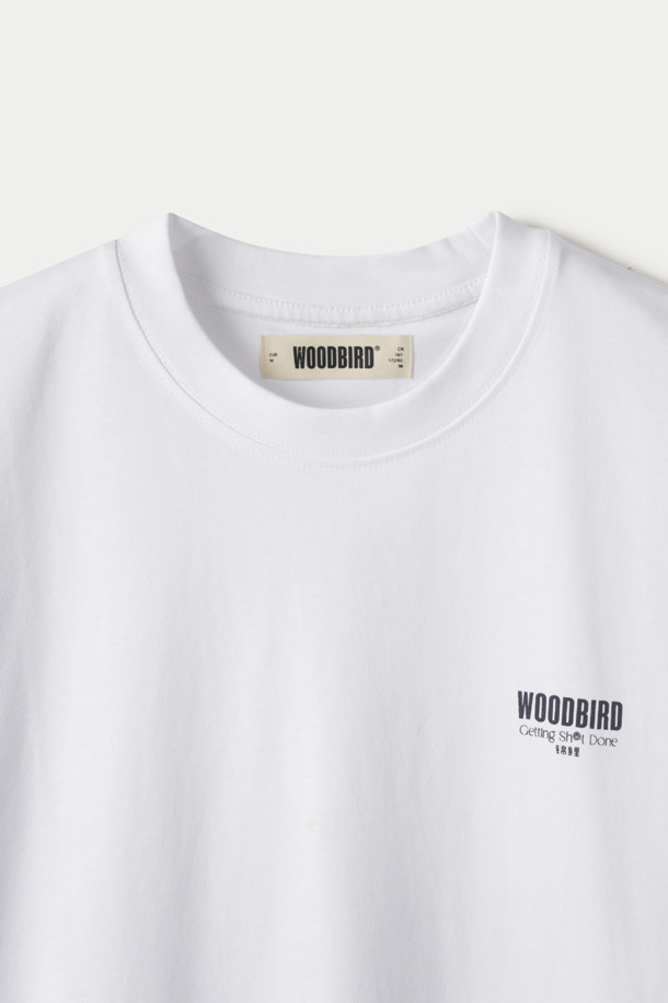 우드버드 빔 포(Beam Pho) 티셔츠는 미니멀하고 베이직한 스타일의 반소매 티셔츠입니다. 부드러운 촉감의 오가닉 코튼 100% 소재로 제작되어 편안한 착용감을 선사합니다. 가슴 부분에는 브랜드 로고가, 등판에는 그래픽 프린트가 포인트로 디자인되었습니다. 루즈핏 라운드넥으로, 봄, 여름 시즌 동네 마실룩이나 여행룩에 활용하기 좋습니다. 친환경 소재를 사용하여 제작된 제품입니다.
