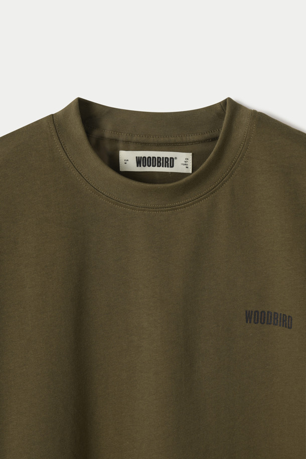 **WOODBIRD(우드버드) Baine Balance(베인 밸런스) 티셔츠**는 남성용 티셔츠로, 미니멀하고 베이직한 스타일을 추구합니다. 카키와 올리브 두 가지 색상으로 출시되었으며, 일상과 산책 등 가벼운 활동에 적합합니다. 오가닉 코튼 100% 소재로 제작되어 부드러운 촉감을 선사하며, 루즈핏 크롭 기장으로 편안함과 스타일리시함을 동시에 잡았습니다. 등판 그래픽 프린트와 가슴 부분의 브랜드 로고가 디자인의 포인트입니다.
