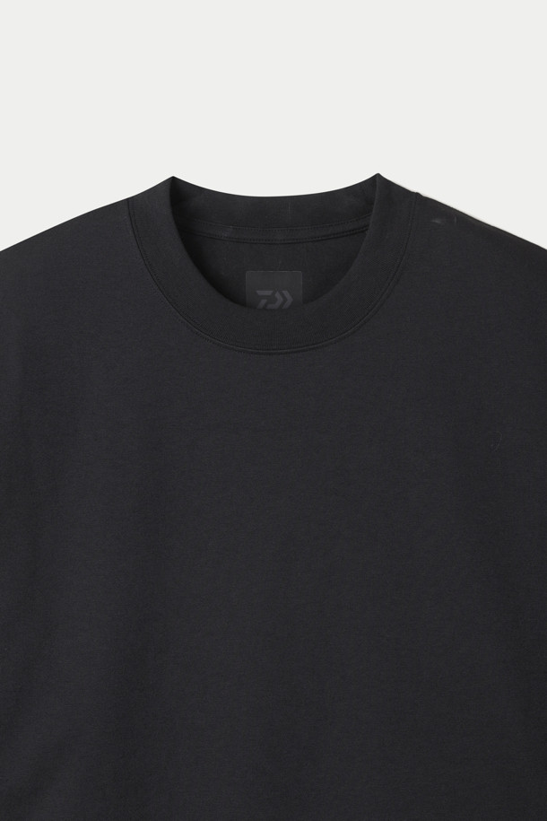 다이와 피어 39 테크 드로우스트링 티셔츠는 일상과 데이트룩, 여행룩에 모두 잘 어울리는 남녀 공용 티셔츠입니다. 클래식, 미니멀, 캐주얼 스타일을 아우르며, 밀리터리 무드를 더해 독특한 분위기를 연출합니다. 드라이한 촉감의 폴리에스터 소재로 제작되어 봄, 여름 시즌에 시원하게 착용 가능하며, 레귤러핏에 라운드넥 디자인으로 편안함을 더했습니다. 밑단 드로우스트링 디테일과 탄탄한 형태 유지를 위한 플레이팅 가공, 밀도 높은 조직감으로 완성도를 높였습니다. 두꺼운 두께감과 신축성으로 활동성을 보장하는 실용적인 아이템입니다.
